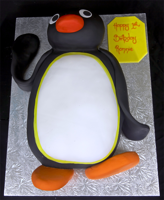 002362 Pingu Novelty Birthday Cake.jpg