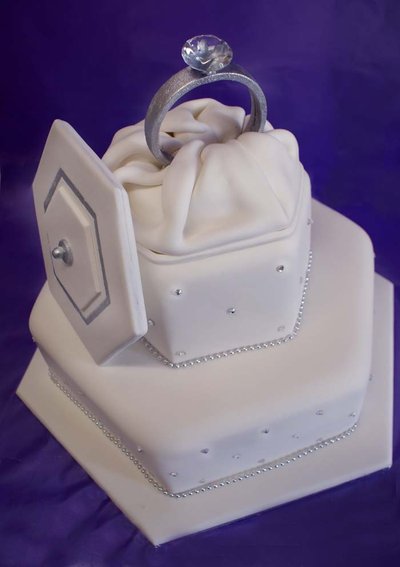 Engagement_Cake_by_Verusca.jpg